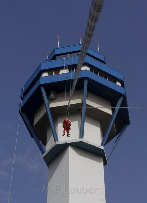 Hoehenretter bei der Uebung am Koeln Bonner Flughafen Tower P086.JPG